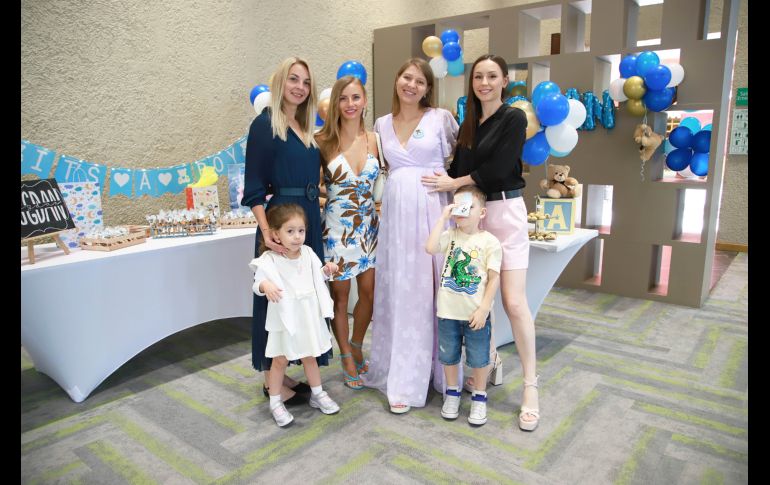 Olga Kuzmynska, Carolina Muñoz, Nadiia Tytorchuk, Natasha Bazhaniuk, Yuliya Osochenko y Yaroslav Ruiz Osochenko. GENTE BIEN JALISCO/ Antonio Martínez