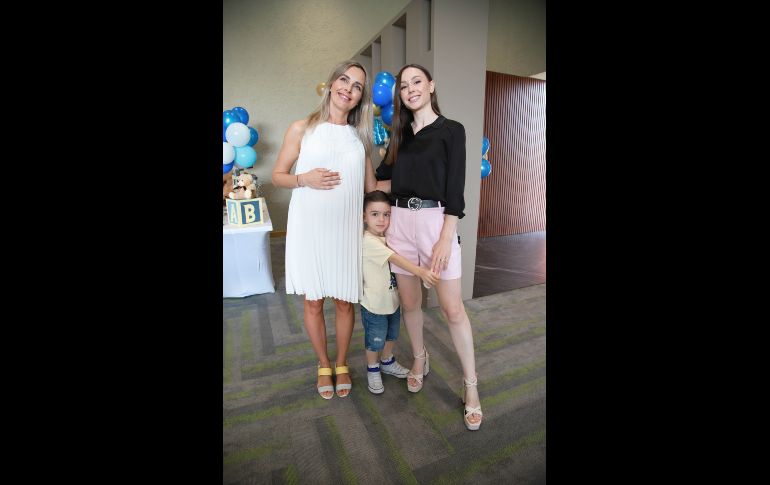Julia Lavskaya, Yaroslav Ruiz Osochenko y Yuliya Osochenko. GENTE BIEN JALISCO/ Antonio Martínez