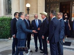 El embajador Ken Salazar (3d), saluda al presidente del CCE, Francisco Cervantes (i), junto al magnate Carlos Slim (3i). EFE/E. Ribas