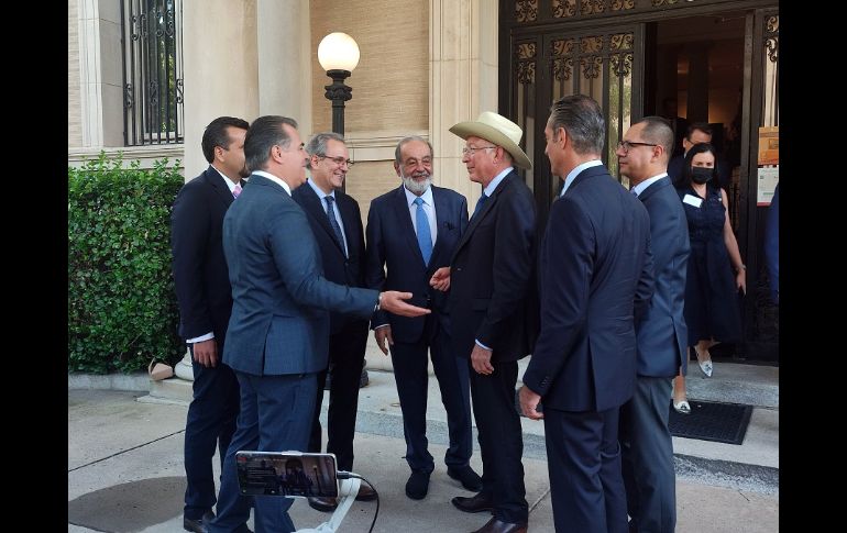 El embajador Ken Salazar (3d), saluda al presidente del CCE, Francisco Cervantes (i), junto al magnate Carlos Slim (3i). EFE/E. Ribas