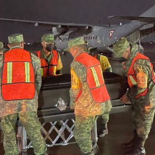 Texas: Avión militar llega con cuerpos de ocho migrantes