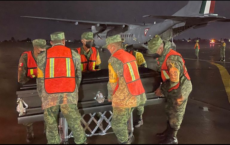 Un segundo vuelo militar arribó en el aeropuerto de Toluca, un total de 16 cuerpos están en territorio nacional. TWITTER/@arocha221