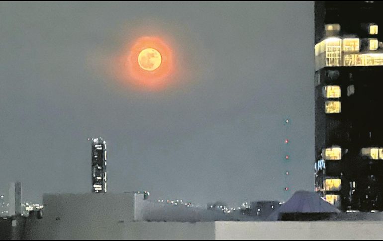 Superluna. El perigeo y la cercanía con el horizonte dan la ilusión de su gran tamaño. ESPECIAL