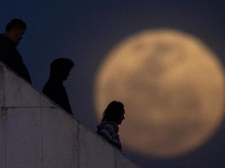 La cercanía con la Tierra puede hacer que parezca que la luna es más grande y más brillante. EFE / J. Alvez