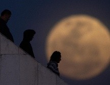 La cercanía con la Tierra puede hacer que parezca que la luna es más grande y más brillante. EFE / J. Alvez