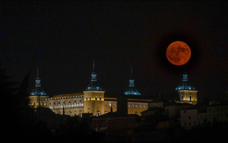 La superluna acomapañada por el Alcázar de Toledo. EFE / A. Visdómine