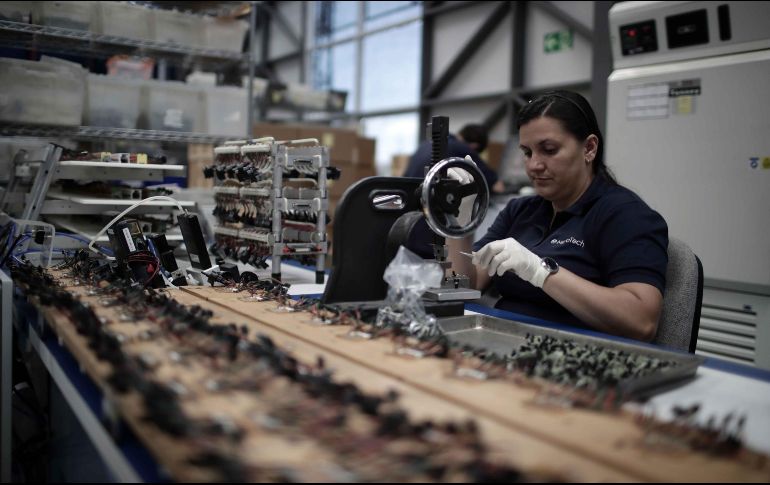 El número de empleados creció 0.3 % y el de los obreros descendió 0.2%, revelan los datos publicados por el Instituto Nacional de Estadística y Geografía (Inegi). EFE / ARCHIVO