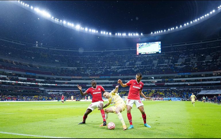 La Perra Brava, Los del Rojo y Los Hijos del Averno, son los grupos de animación que respalda el Toluca en el Estadio Nemesio Díez. IMAGO7