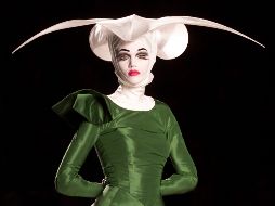 Una modelo de la casa de moda francesa Dior presenta esta creación como parte de la colección de alta costura Otoño/Invierno 2000-2001 diseñada John Galliano. REUTERS/Eric Gaillard
