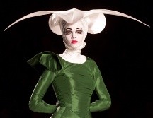 Una modelo de la casa de moda francesa Dior presenta esta creación como parte de la colección de alta costura Otoño/Invierno 2000-2001 diseñada John Galliano. REUTERS/Eric Gaillard