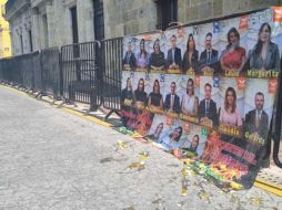 Con huevazos, protestan afuera del Congreso de Jalisco contra verificación vehicular