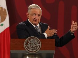 Al mostrar la imagen, el Presidente López Obrador dice que no se le ve con ninguna bolsa al titular del INM. EFE / M. Guzmán