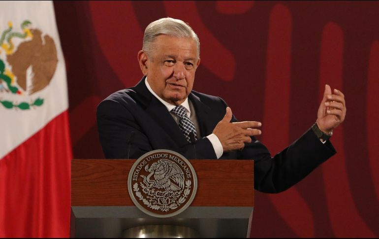 Al mostrar la imagen, el Presidente López Obrador dice que no se le ve con ninguna bolsa al titular del INM. EFE / M. Guzmán