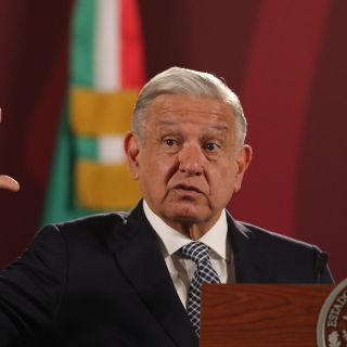 López Obrador ironiza sobre críticas por su forma de sentarse