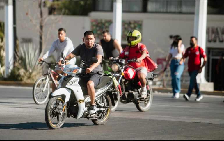 En el tema de seguridad vial y el zigzagueo entre automóviles, los motociclistas quieren que sea permitido cuando el tráfico esté detenido. EL INFORMADOR/ARCHIVO
