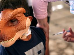 Un niño recibe una dosis de una vacuna contra el COVID durante la jornada de vacunación para niños y niñas de 10 y 11 años de edad, en Nezahualcóyotl. XINHUA/F. Cañedo