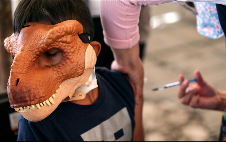 Un niño recibe una dosis de una vacuna contra el COVID durante la jornada de vacunación para niños y niñas de 10 y 11 años de edad, en Nezahualcóyotl. XINHUA/F. Cañedo
