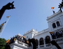 Manifestantes anuncian que su lucha no terminara ante la grave crisis económica y política que ocasionó el gobierno del exmandatario. AFP