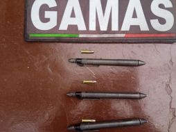 Al detenido le aseguraron tres armas de fuego tipo pluma y tres cartuchos útiles, aparentemente calibre .22 milímetros, por lo que fue detenido. ESPECIAL / Policía de Guadalajara