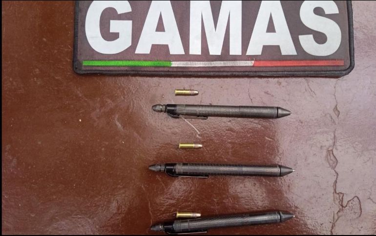 Al detenido le aseguraron tres armas de fuego tipo pluma y tres cartuchos útiles, aparentemente calibre .22 milímetros, por lo que fue detenido. ESPECIAL / Policía de Guadalajara
