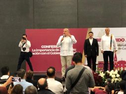 El secretario Adán Augusto López Hernández es recibido con porras y gritos de 