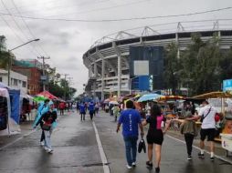 El clima sorprendió a los fieles qué poco a poco a cuenta gotas iban llegando al Coloso de la Calzada Independencia. EL INFORMADOR/J. ROBLES