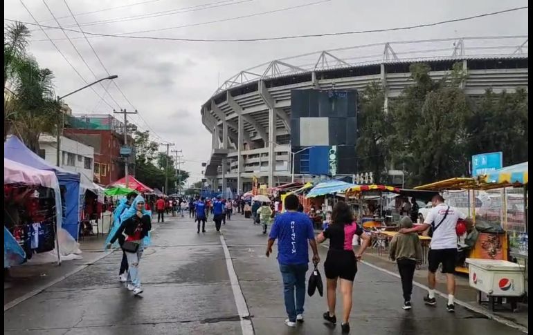 El clima sorprendió a los fieles qué poco a poco a cuenta gotas iban llegando al Coloso de la Calzada Independencia. EL INFORMADOR/J. ROBLES