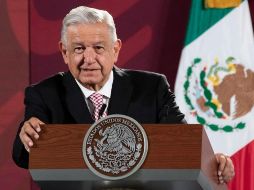 López Obrador estuvo acompañado por el gobernador de Veracruz, Cuitláhuac García Jiménez, e ingenieros de la empresa Samsung. EFE/Presidencia de México