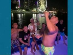 Eduin es el encargado de repartir el alcohol directamente de la botella a la boca de sus compañeros y luego él bebe. ESPECIAL/CAPTURA DE VIDEO