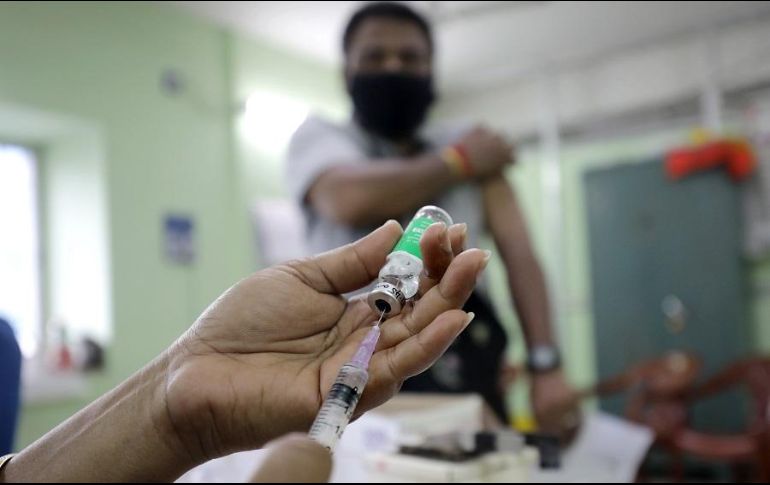 Miles de personas perdieron sus empleos al ser consideradas parte de sectores vulnerables ante el COVID. EFE/P. Adhikary