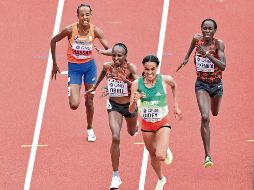 Pese a la presión de las kenianas Hellen Obiri y y Margaret Chelimo, Letesenbet Gidey logró su primer gran título en la disciplina. AFP/H. Peters