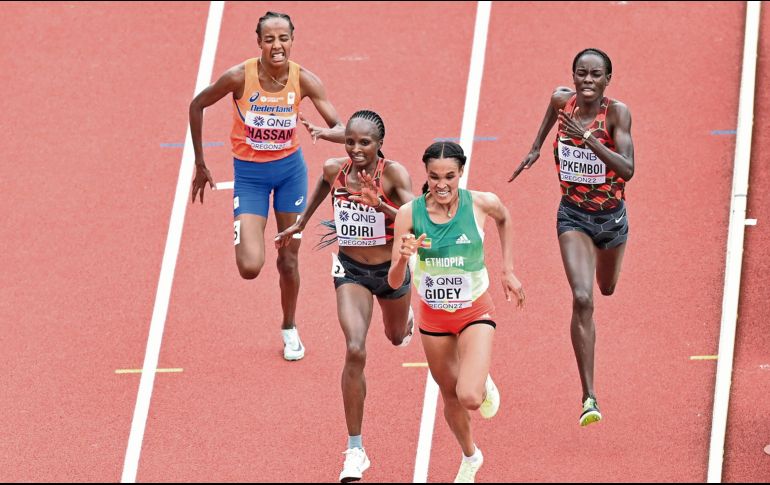 Pese a la presión de las kenianas Hellen Obiri y y Margaret Chelimo, Letesenbet Gidey logró su primer gran título en la disciplina. AFP/H. Peters