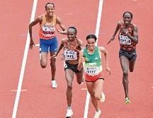 Pese a la presión de las kenianas Hellen Obiri y y Margaret Chelimo, Letesenbet Gidey logró su primer gran título en la disciplina. AFP/H. Peters