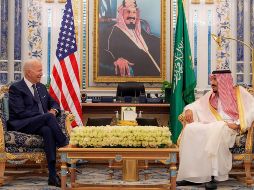 El presidente Joe Biden dialoga con el rey de Arabia Saudita Salman bin Abdulaziz. AFP/SPA