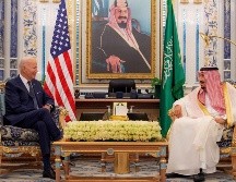 El presidente Joe Biden dialoga con el rey de Arabia Saudita Salman bin Abdulaziz. AFP/SPA