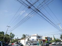Se pretende que en casos de protección civil puedan retirarse cables o postes en mal estado y que el costo vaya a cargo de las empresas responsables. EL INFORMADOR/Archivo