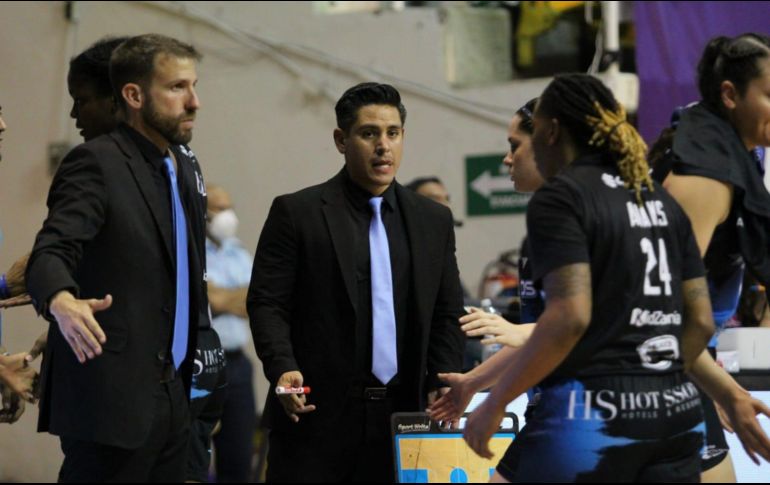 El coach del equipo tapatío, Jonathan Villegas afirma que Astros femenil no tira la toalla y lucharán por lograr la hazaña. ESPECIAL /