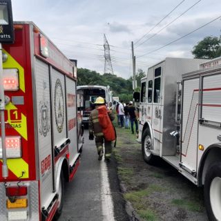 Se desbarranca auto en carretera a Saltillo; rescatan a una pareja