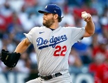 Clayton Kershaw, quien rebasó a Don Sutton en abril en la tabla histórica de ponches del equipo, será el tercer lanzador de los Dodgers que abre en los últimos siete Juegos de Estrellas. AFP / ARCHIVO