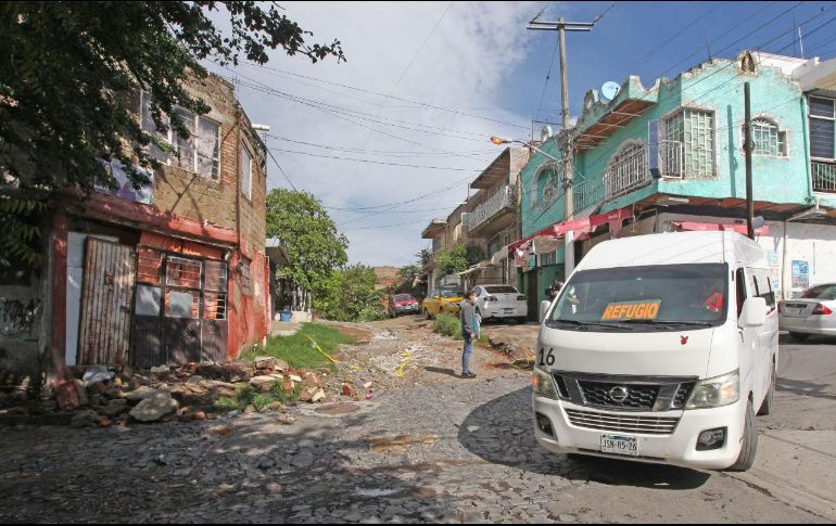 Vecinos consideran que, para que no haya exceso de peso en las camionetas se debería poner un límite de pasajeros y reducir la frecuencia de paso. EL INFORMADOR/A. Camacho
