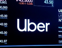 Uber cobra una tarifa extra si un conductor tiene que esperar más de dos minutos para recoger a cualquier pasajero, pero en caso de discapacitados esto es discriminación. AFP/ARCHIVO