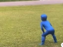 El chico pensaba que, con su traje azul de invisibilidad, nadie iba a poder descubrirlo. TIKTOK/@josequirozv