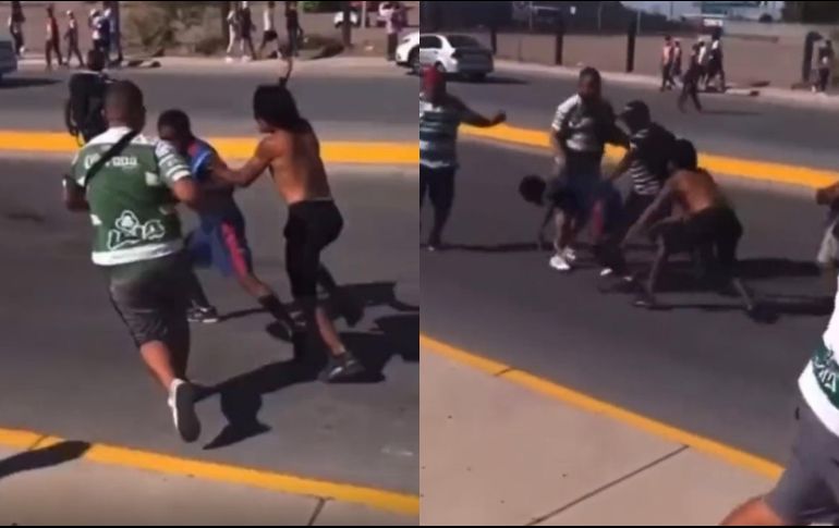 Los hechos fueron difundidos en redes sociales a través de imágenes y videos que muestran como el aficionado de las Chivas busca hacerles frente, pero los agresores lo superaron en número. ESPECIAL