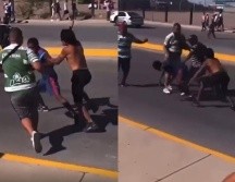 Los hechos fueron difundidos en redes sociales a través de imágenes y videos que muestran como el aficionado de las Chivas busca hacerles frente, pero los agresores lo superaron en número. ESPECIAL