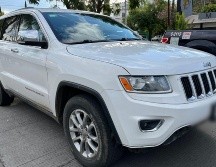 El vehículo robado,  una Jeep Grand Cherokee blanca con placas de Colima fue detectado por las cámaras del C5. ESPECIAL