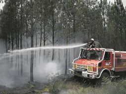 Bomberos de Francia y otros grupos de seguridad combaten los incendios forestales en diversas partes del país. EFE