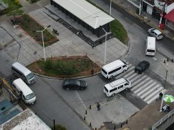 En Federalismo y Francisco Villa se observaron hasta cinco camionetas que al mismo tiempo buscaban trasladar a pasajeros provenientes de la Línea 1 del Tren Ligero, de otros medios de transporte y de domicilios cercanos. EL INFORMADOR/A. Navarro