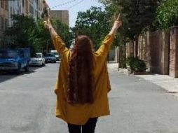 Las mujeres compartieron fotos de sí mismas con la cabeza descubierta.