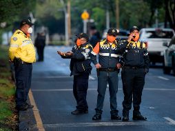 Un ciudadano que se identificó como paramédico, revisó al pequeño y señaló que presentaba hipotermia, por lo que un uniformado lo cargó y le dio calor para mantenerlo estable. AFP / ARCHIVO