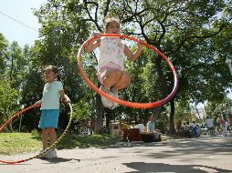 Se espera que la identificación contenga: nombre del menor, nombre de tutor, domicilio, teléfono de emergencia, peso, talla, señas particulares, huellas y algún espacio con bolsa sellable para guardar muestras de cabello. EL INFORMADOR / ARCHIVO